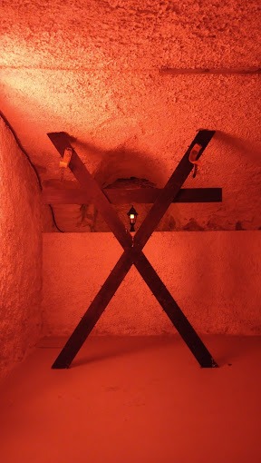 Croix St-André à l'intérieur du donjon BDSM la krypte Lyon